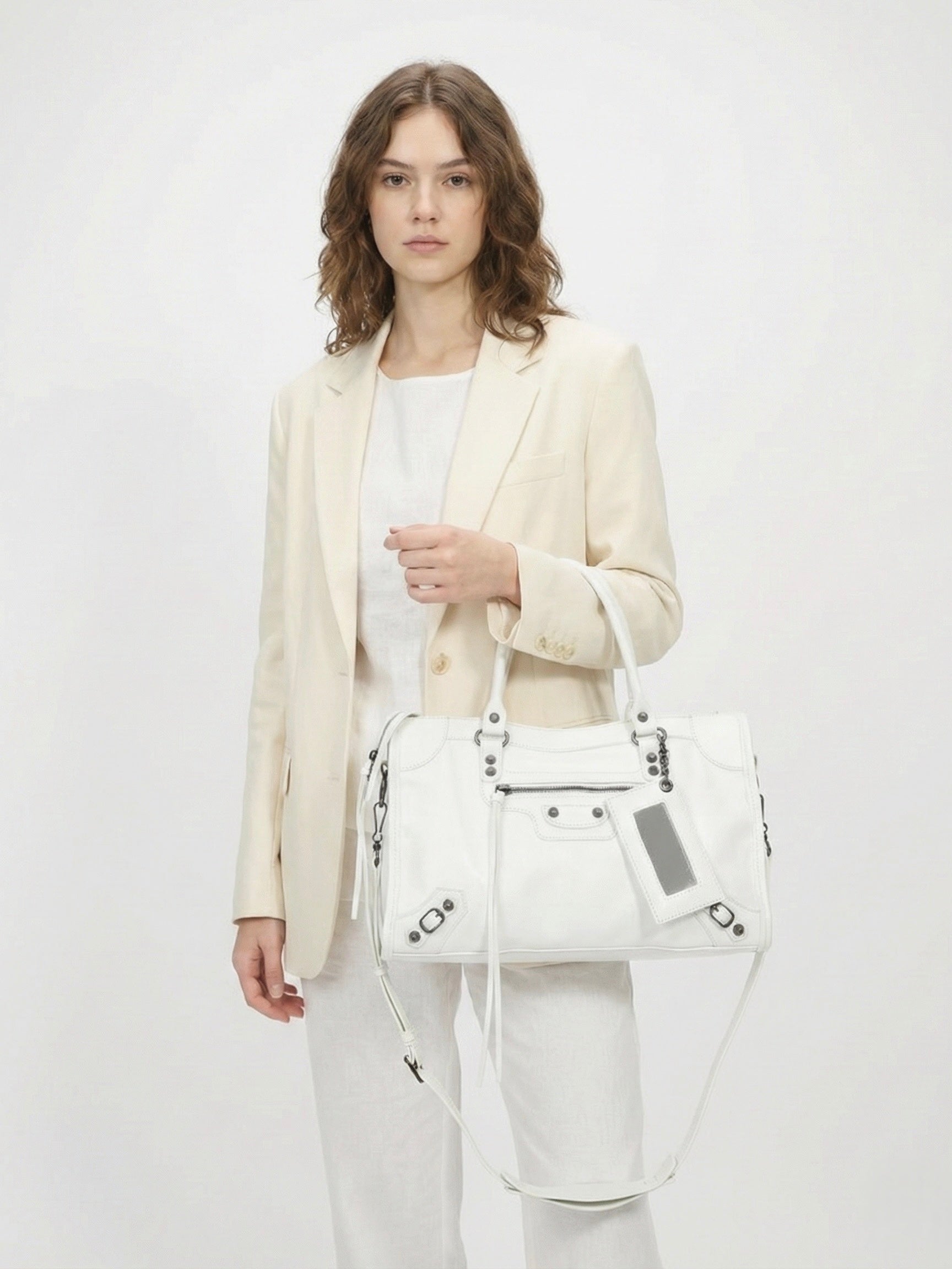 Carmela - Sac à main élégant avec un intérieur spacieux et un design minimaliste