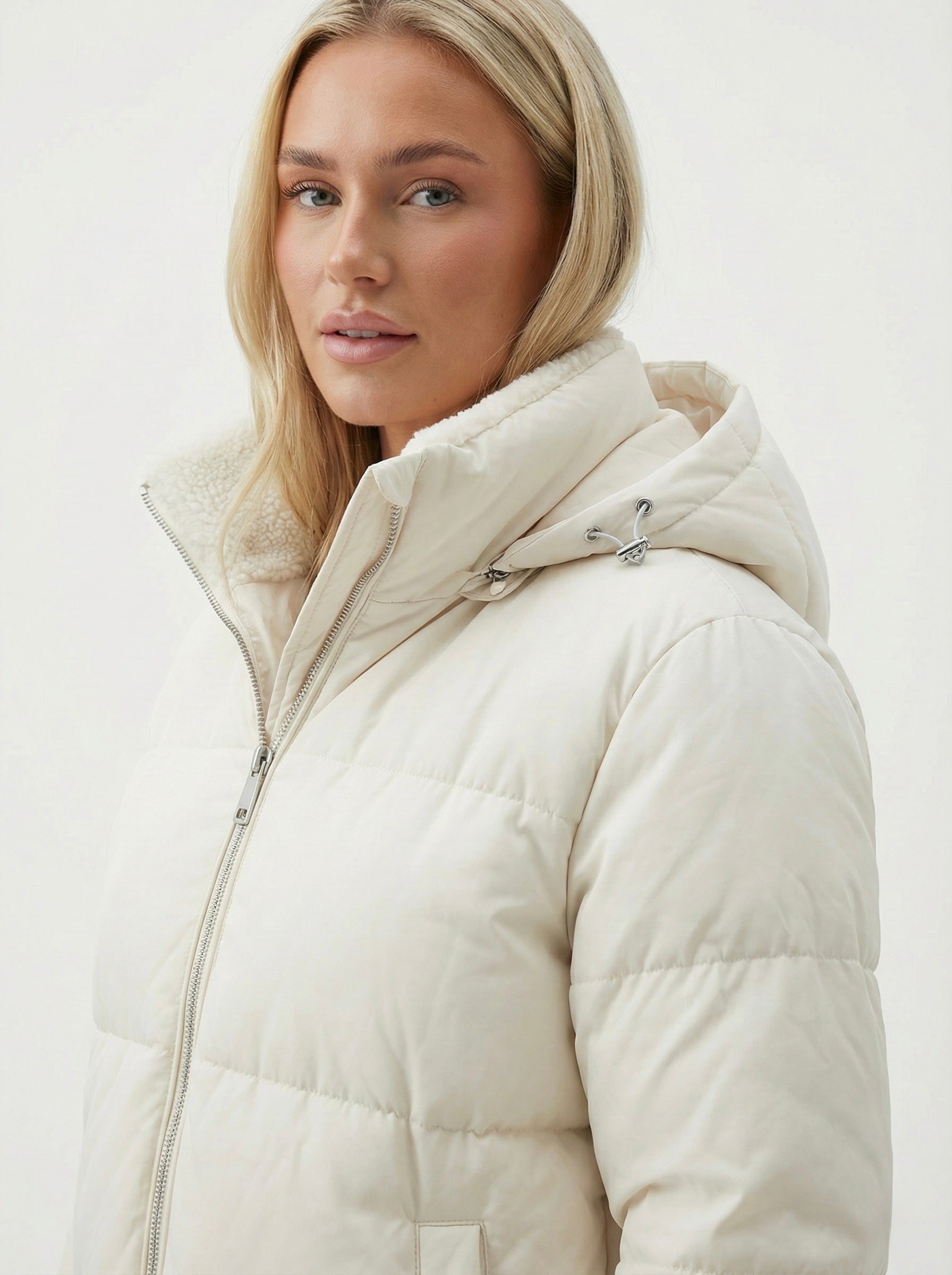 Joane | Kurze Steppjacke mit Kapuze und Plüschfutter