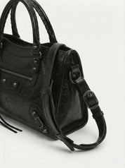 Carmela - Sac à main élégant avec un intérieur spacieux et un design minimaliste