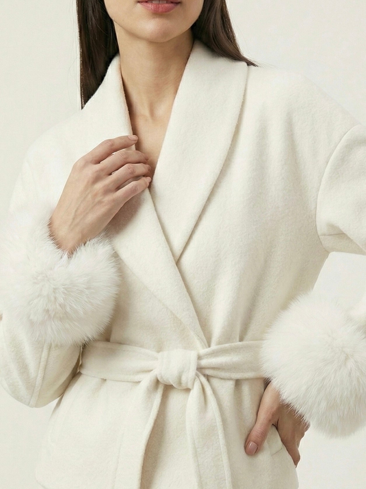 Céline | Manteau ceinturé à poignets en fausse fourrure