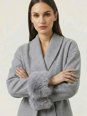 Céline | Manteau ceinturé à poignets en fausse fourrure