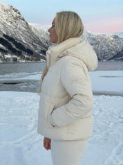 Joane | Kurze Steppjacke mit Kapuze und Plüschfutter