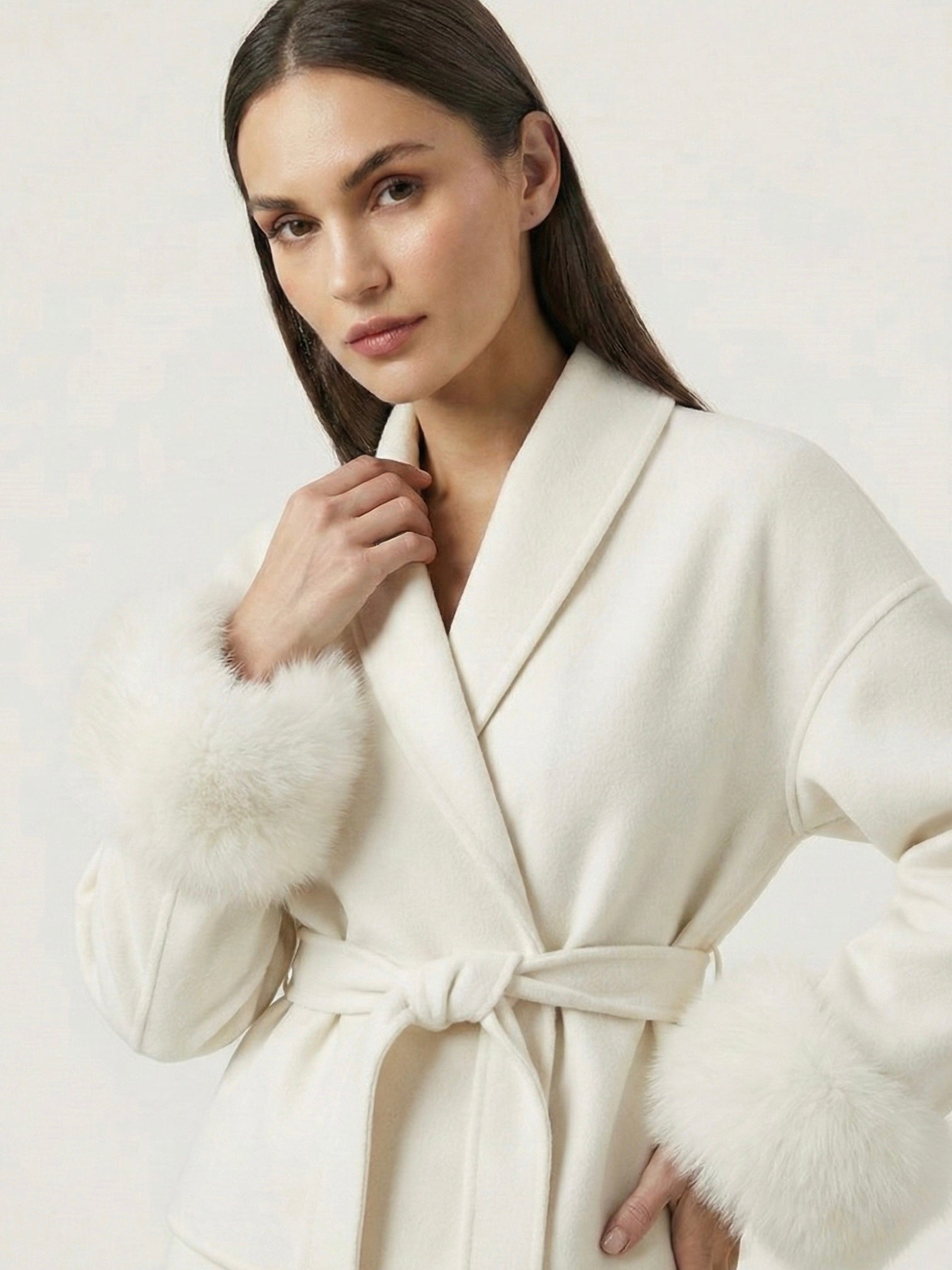 Céline | Manteau ceinturé à poignets en fausse fourrure