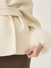 Céline | Manteau ceinturé à poignets en fausse fourrure