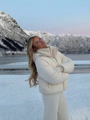 Joane | Kurze Steppjacke mit Kapuze und Plüschfutter