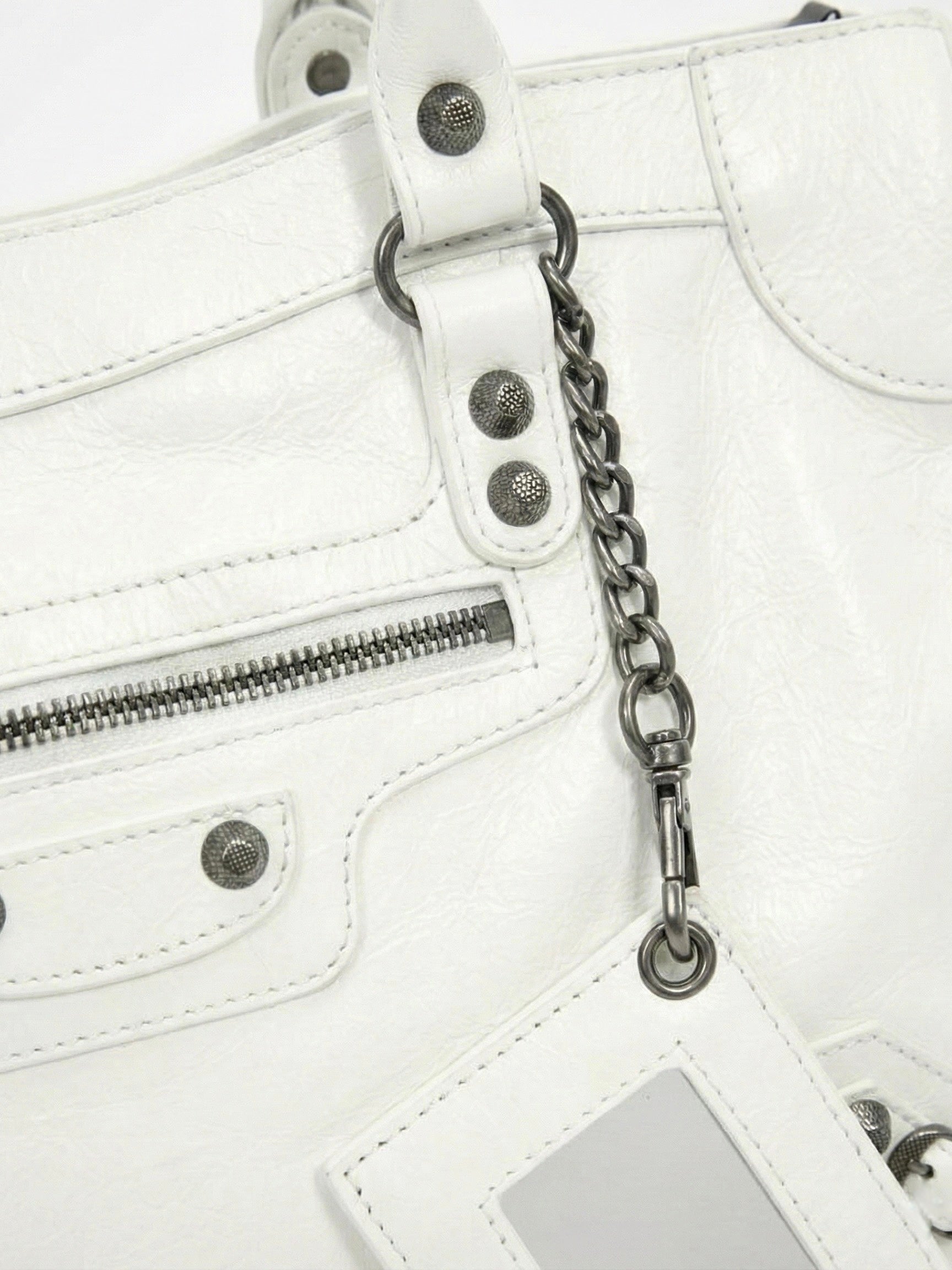 Carmela - Sac à main élégant avec un intérieur spacieux et un design minimaliste