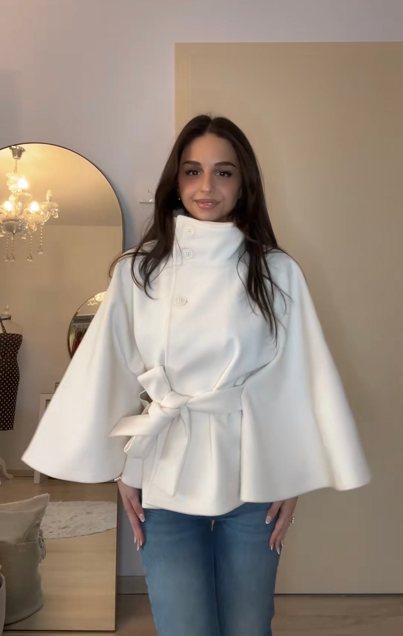High-Neck Belted Cape Jacket in camel wool blend. Poncho-inspired autumn/winter coat with high-neck collar, cape silhouette and adjustable waist belt. A chic belted jacket combining elegance, comfort and versatile seasonal style.