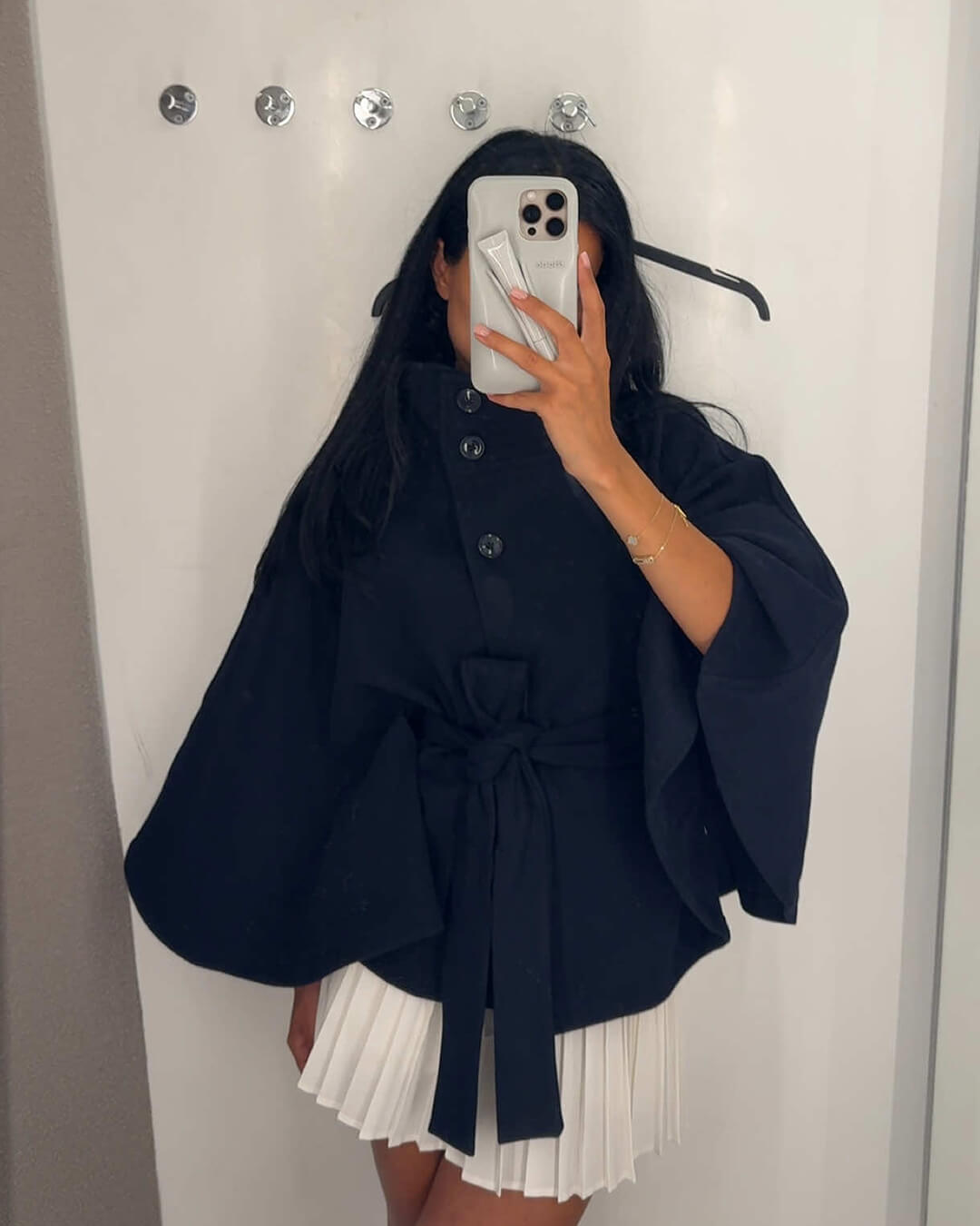 High-Neck Belted Cape Jacket in camel wool blend. Poncho-inspired autumn/winter coat with high-neck collar, cape silhouette and adjustable waist belt. A chic belted jacket combining elegance, comfort and versatile seasonal style.