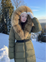 Jane | Langer Steppmantel mit Gürtel und Kapuze aus Kunstpelz