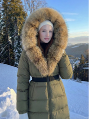 Jane | Langer Steppmantel mit Gürtel und Kapuze aus Kunstpelz