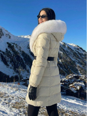 Jane | Langer Steppmantel mit Gürtel und Kapuze aus Kunstpelz