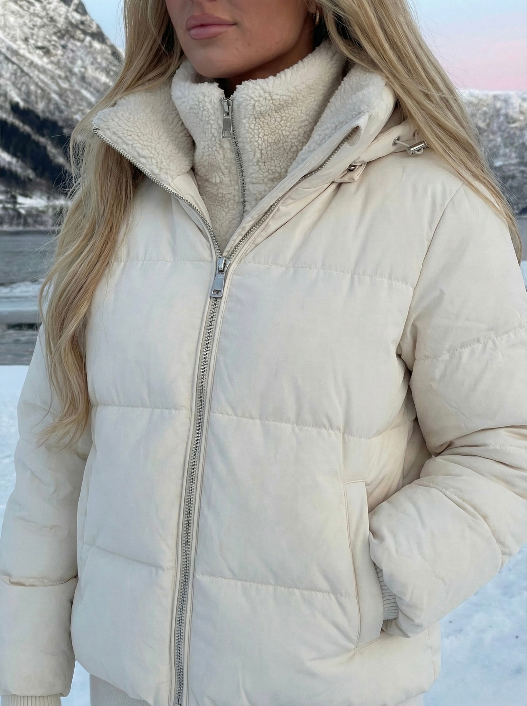 Joane | Kurze Steppjacke mit Kapuze und Plüschfutter
