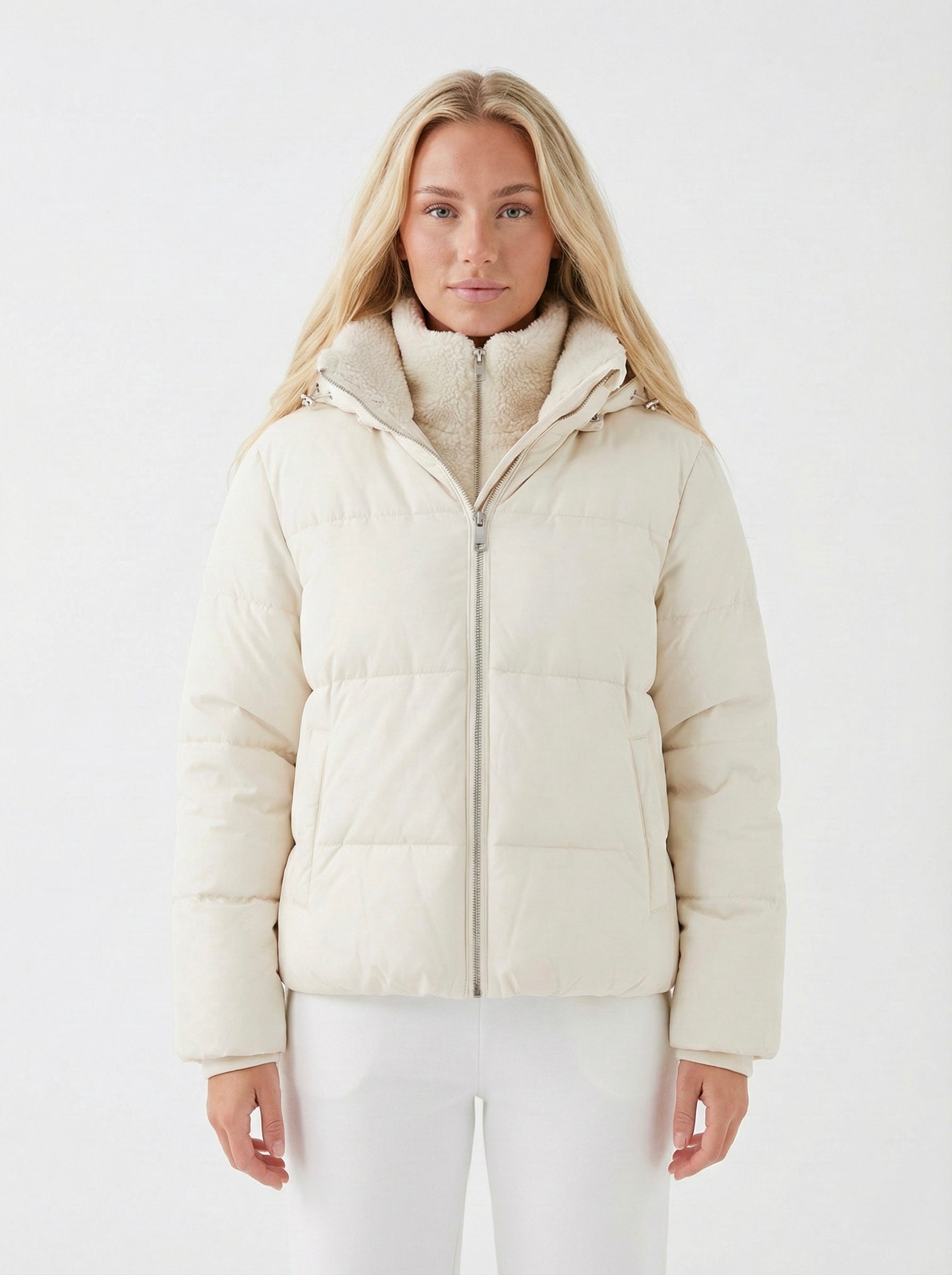 Joane | Kurze Steppjacke mit Kapuze und Plüschfutter