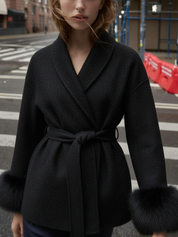 Céline | Manteau ceinturé à poignets en fausse fourrure