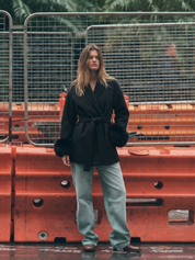 Céline | Manteau ceinturé à poignets en fausse fourrure