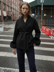 Céline | Manteau ceinturé à poignets en fausse fourrure