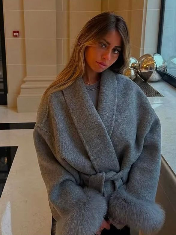 Céline | Manteau ceinturé à poignets en fausse fourrure