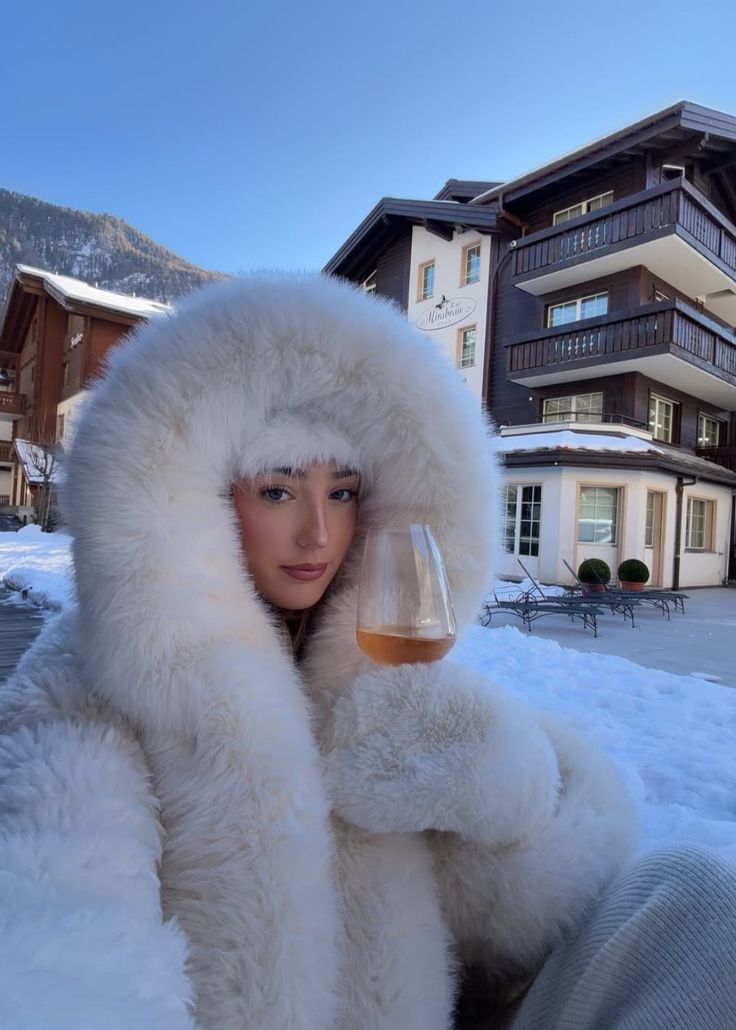 Athena | Statement-Mantel mit Kapuze aus Kunstpelz